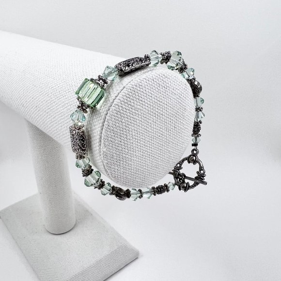 🎉HP🎉 Green Faceted Crystal & Antiqued Silver Tone Decorative Beaded Bracelet - Picture 2 of 7